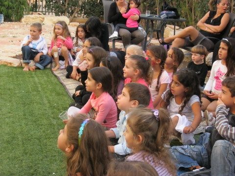 מסביב לעולם באף אדום