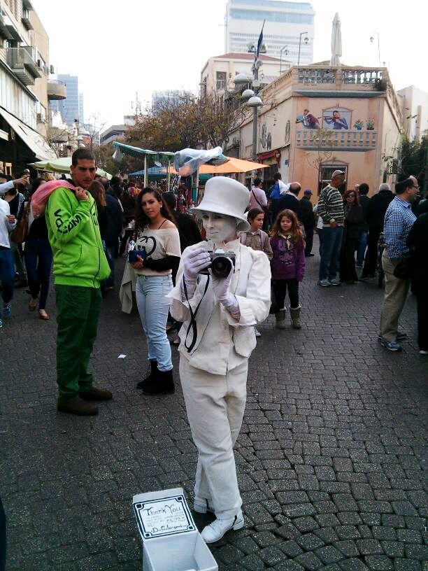 הצלמת הלבנה
